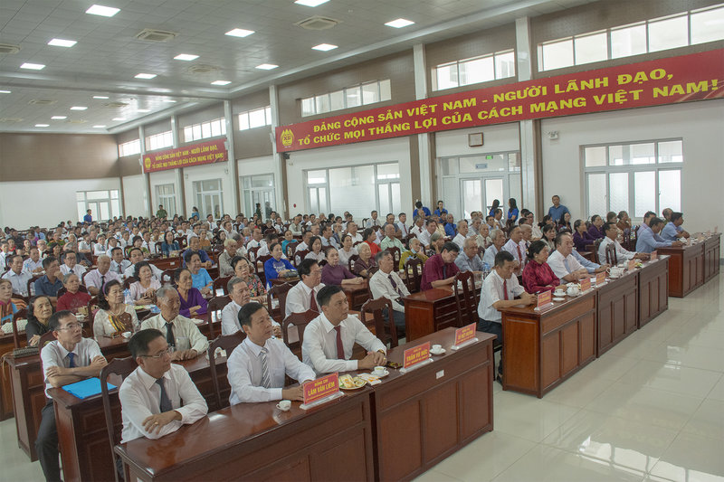 Đại biểu và đảng viên tham dự lễ trao huy hiệu Đảng